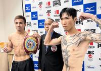 　ＷＢＯアジアパシフィック・スーパーフライ級タイトルマッチの前日計量をクリアした王者・川浦龍生（左）と挑戦者の白石聖