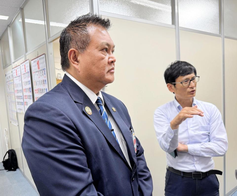 　ＷＢＯアジアパシフィック王座戦の１０回戦への短縮を決めた同団体のレノン・パノンシロ会長（左）とＪＢＣ安河内剛本部事務局長