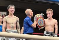 　タイトルマッチで判定勝ちした王者・川浦龍生（右）と敗れた白石聖