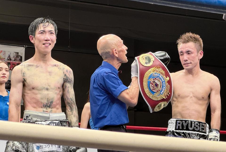 　タイトルマッチで判定勝ちした王者・川浦龍生（右）と敗れた白石聖