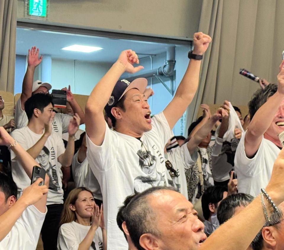 　佐賀出身ボクサー野上翔の応援に駆けつけ、日本王座奪取に歓喜する芸人はなわ（中央）