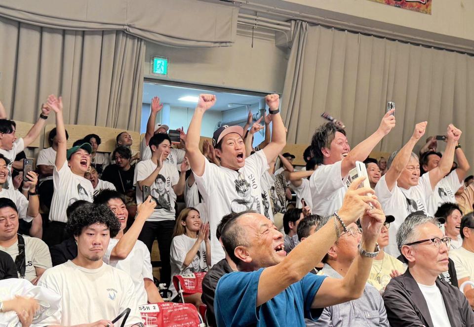 　佐賀出身ボクサー野上翔の応援に駆けつけ、日本王座奪取に歓喜する芸人はなわ（中央）