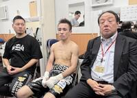 　判定勝ちで２度目の防衛に成功した川浦龍生（中央）。右は三迫ジムの三迫貴志会長、左は丸山有二トレーナー
