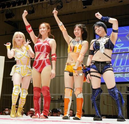 　笑顔でリングを締める（左から）なつぽい、植原ゆきな、夏葵、安納サオリ