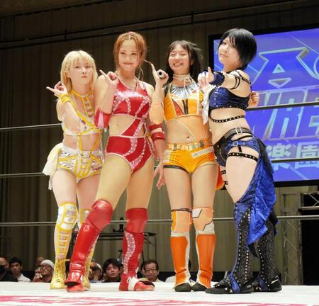 　笑顔でリングを締める（左から）なつぽい、植原ゆきな、夏葵、安納サオリ