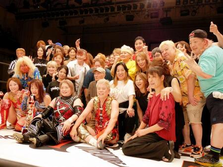 　デビュー４０周年興行を成功させた堀田祐美子（前列中央左）と神取忍（同右）ら