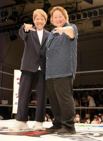 　堀田祐美子を祝福するため登場したライオネス飛鳥（左）と長与千種