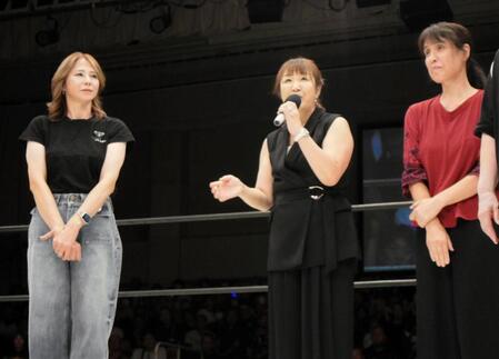 　全女１９８５年同期の（左から）西脇充子、北斗晶、みなみ鈴香