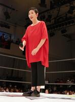 　堀田祐美子を祝福するマッハ文朱