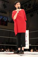 　堀田祐美子を祝福するマッハ文朱