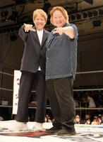 　堀田祐美子を祝福するため登場したライオネス飛鳥（左）と長与千種