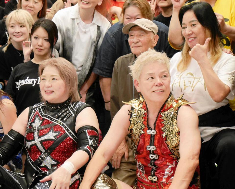 　デビュー４０周年興行を成功させた堀田祐美子（前列左）と神取忍ら