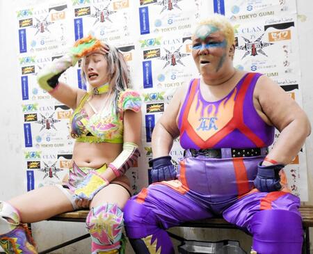 　悔しがるウナギ・サヤカ（左）とアジャコング