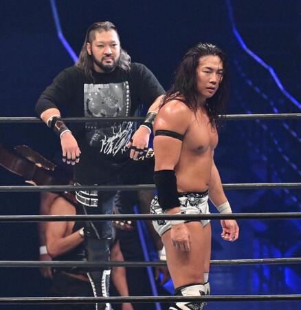 　優勝決定戦で対戦するＥＶＩＬ（奥）とＫＯＮＯＳＵＫＥ　ＴＡＫＥＳＨＩＴＡ