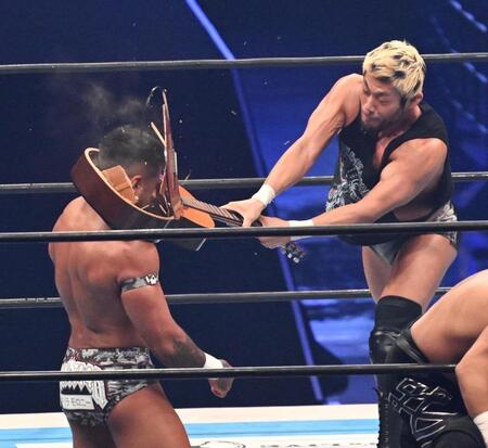 　ドリラ・モロニー（左）を攻めるＳＡＮＡＤＡ