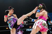 　鋭いキックで攻めるぱんちゃん璃奈（提供写真）