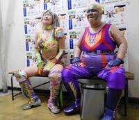 　悔しがるウナギ・サヤカ（左）とアジャコング