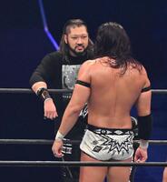 　ＫＯＮＯＳＵＫＥ　ＴＡＫＥＳＨＩＴＡ（手前）とにらみ合うＥＶＩＬ