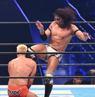 　ザック・セイバーＪｒ（左）を攻めるＫＯＮＯＳＵＫＥ　ＴＡＫＥＳＨＩＴＡ