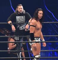 　優勝決定戦で対戦するＥＶＩＬ（奥）とＫＯＮＯＳＵＫＥ　ＴＡＫＥＳＨＩＴＡ