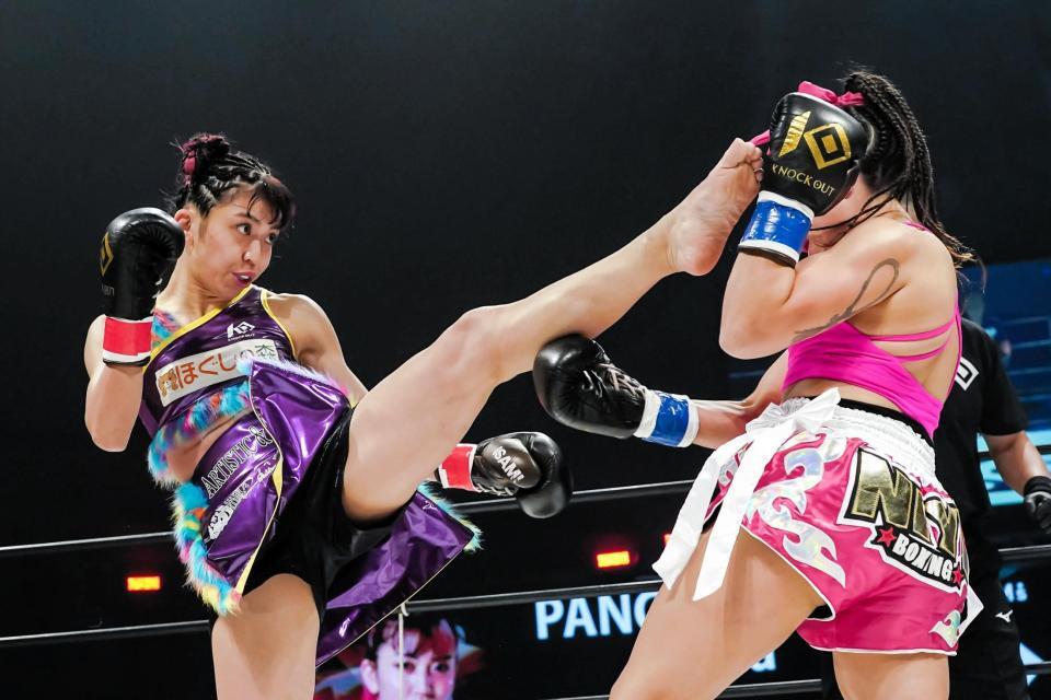 　鋭いキックで攻めるぱんちゃん璃奈（提供写真）