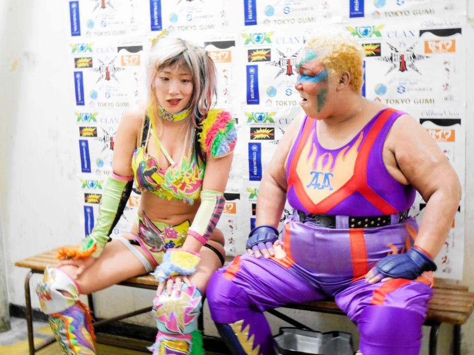 　アジャコングに提案するウナギ・サヤカ（左）