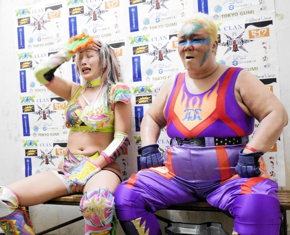 　悔しがるウナギ・サヤカ（左）とアジャコング