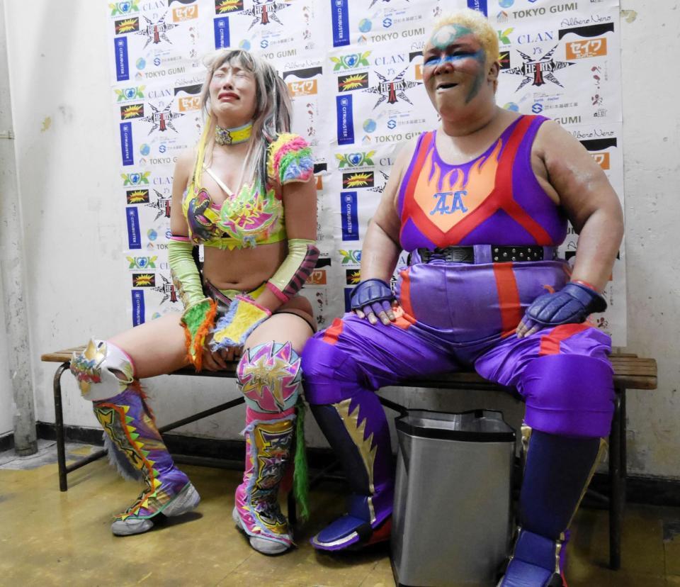 　悔しがるウナギ・サヤカ（左）とアジャコング