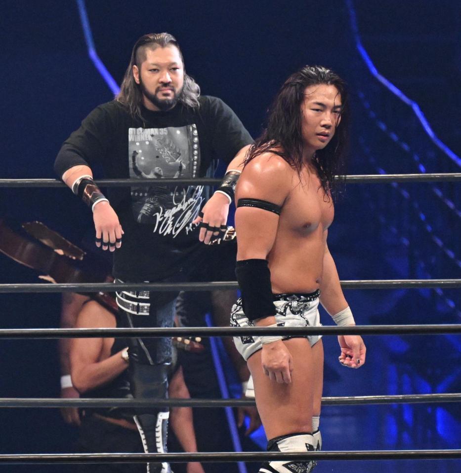 　優勝決定戦で対戦するＥＶＩＬ（奥）とＫＯＮＯＳＵＫＥ　ＴＡＫＥＳＨＩＴＡ