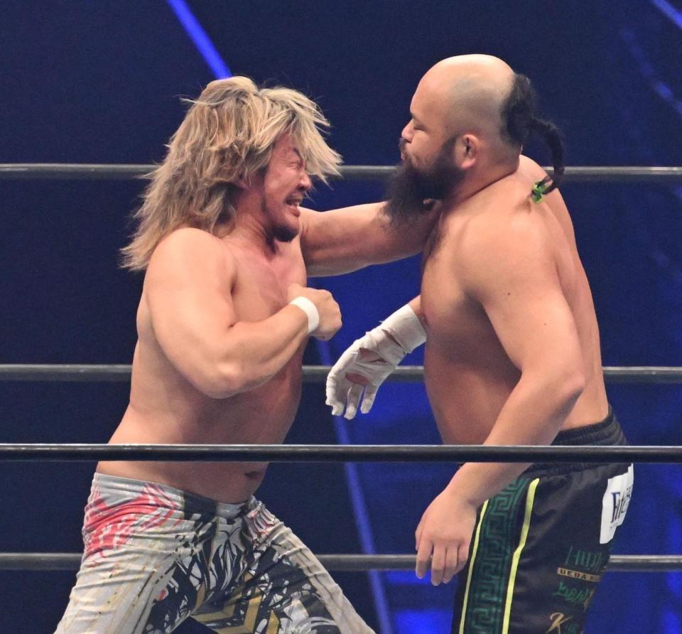 　グレート-Ｏ-カーン（右）を攻める棚橋弘至