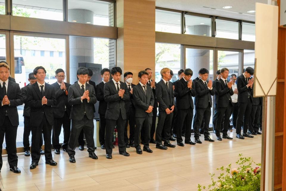 　浦川大将さんの告別式に参列した帝拳ジムの選手、スタッフら＝帝拳ジム提供