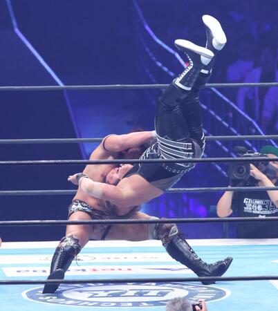 　ＥＶＩＬ（右）にレイジングファイヤーを決めるＫＯＮＯＳＵＫＥ　ＴＡＫＥＳＨＩＴＡ