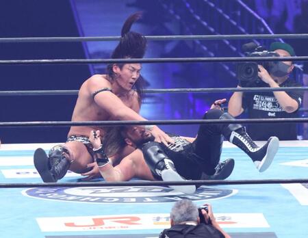 　ＥＶＩＬ（右）にレイジングファイヤーを決めるＫＯＮＯＳＵＫＥ　ＴＡＫＥＳＨＩＴＡ