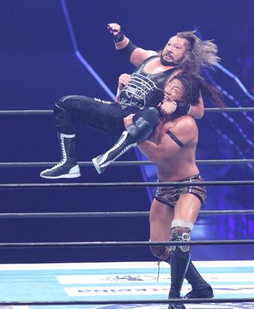 　ＥＶＩＬ（左）を攻めるＫＯＮＯＳＵＫＥ　ＴＡＫＥＳＨＩＴＡ