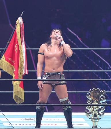 　優勝し涙で観衆に挨拶するＫＯＮＯＳＵＫＥ　ＴＡＫＥＳＨＩＴＡ