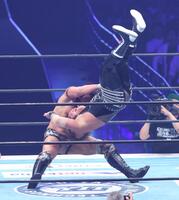 　ＥＶＩＬ（右）にレイジングファイヤーを決めるＫＯＮＯＳＵＫＥ　ＴＡＫＥＳＨＩＴＡ