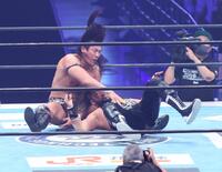 　ＥＶＩＬ（右）にレイジングファイヤーを決めるＫＯＮＯＳＵＫＥ　ＴＡＫＥＳＨＩＴＡ