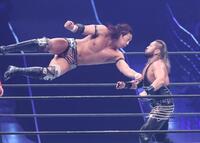 　ＥＶＩＬ（右）を攻めるＫＯＮＯＳＵＫＥ　ＴＡＫＥＳＨＩＴＡ