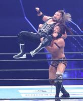 　ＥＶＩＬ（左）を攻めるＫＯＮＯＳＵＫＥ　ＴＡＫＥＳＨＩＴＡ