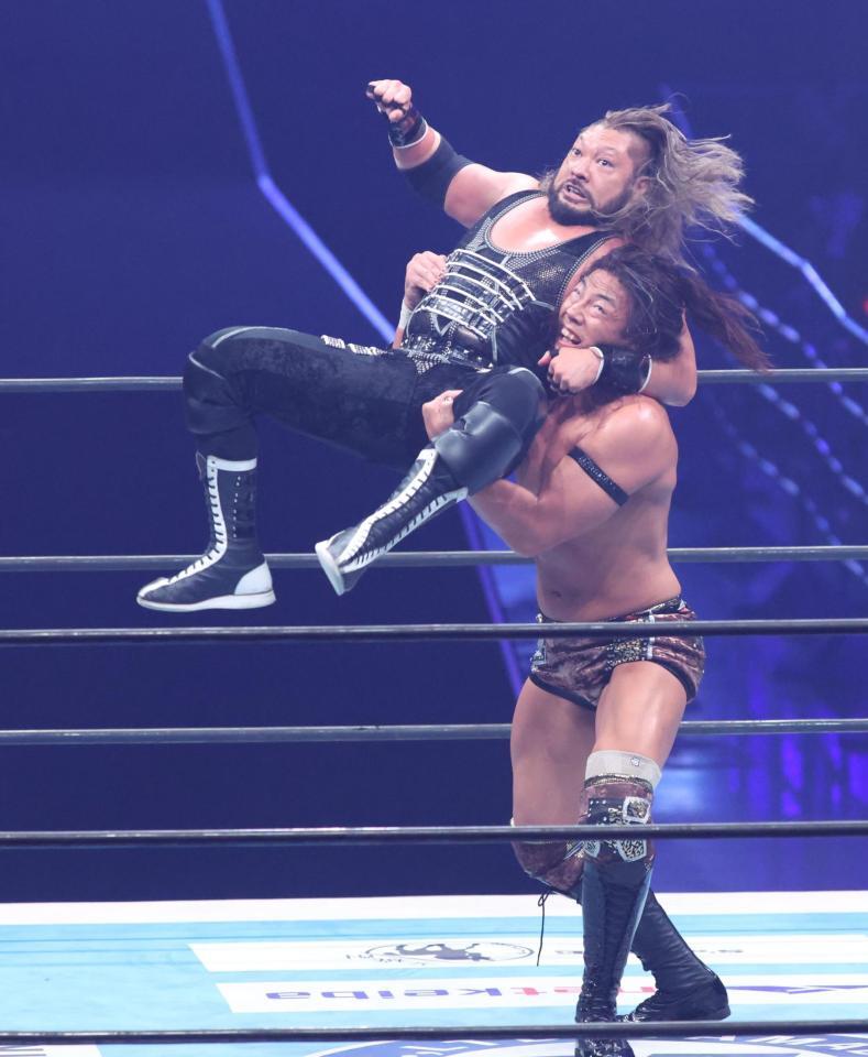 　ＥＶＩＬ（左）を攻めるＫＯＮＯＳＵＫＥ　ＴＡＫＥＳＨＩＴＡ