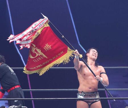 　優勝旗を振るＫＯＮＯＳＵＫＥ　ＴＡＫＥＳＨＩＴＡ