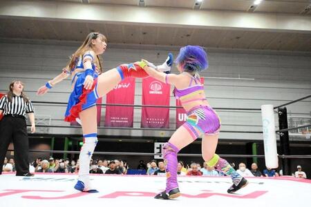 　遠藤有栖にキックを狙う荒井優希（左）＝提供写真