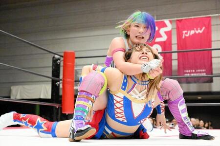 　荒井優希（下）をキャメルクラッチで攻める遠藤有栖（提供写真）