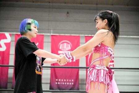 　決勝での健闘を誓う渡辺未詩（右）と遠藤有栖＝提供写真