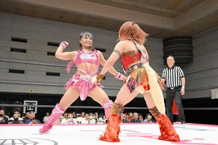 　中島翔子を攻める渡辺未詩（左）＝提供写真