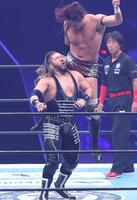 　ＥＶＩＬ（左）を攻めるＫＯＮＯＳＵＫＥ　ＴＡＫＥＳＨＩＴＡ