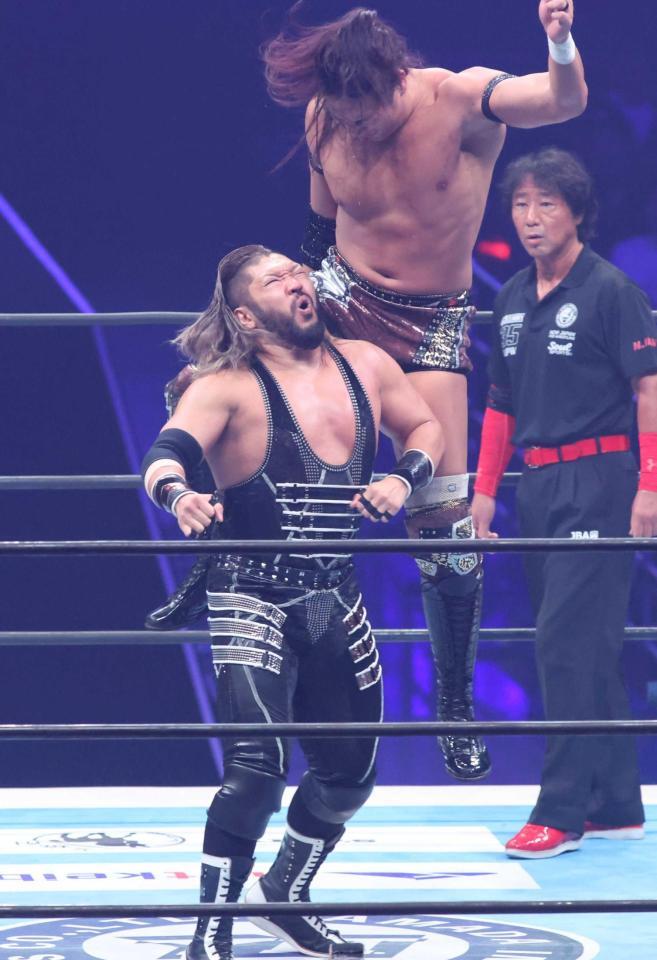 　ＥＶＩＬ（左）を攻めるＫＯＮＯＳＵＫＥ　ＴＡＫＥＳＨＩＴＡ