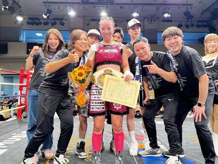 　３戦目で初タイトルを獲得して笑顔の高倉日向（中央）