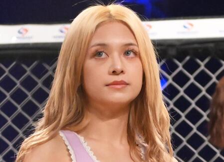 【写真】ＢＤ話題の謎の金髪美女　ナイトプールでリアルマーメイド