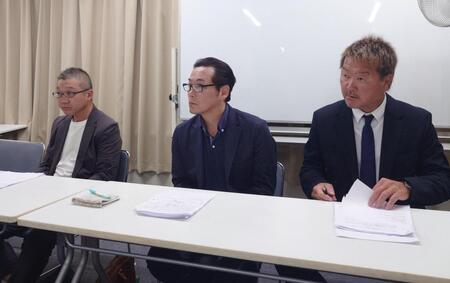 　緊急理事会後に取材対応する（左から）ＪＢＰＡの小林協会長、柳光健康管理委員長、加山事務局長